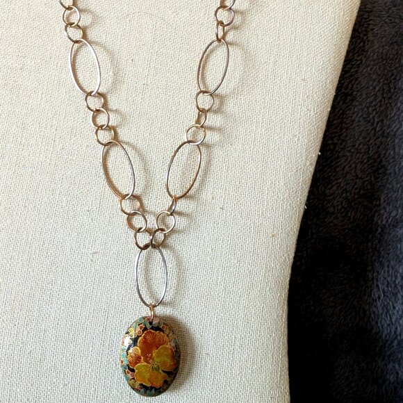 GOLD TONE CHUNKY CHAIN HAS ENAMELED HIBISCUS PENDANT #6 - Picture 1 of 2